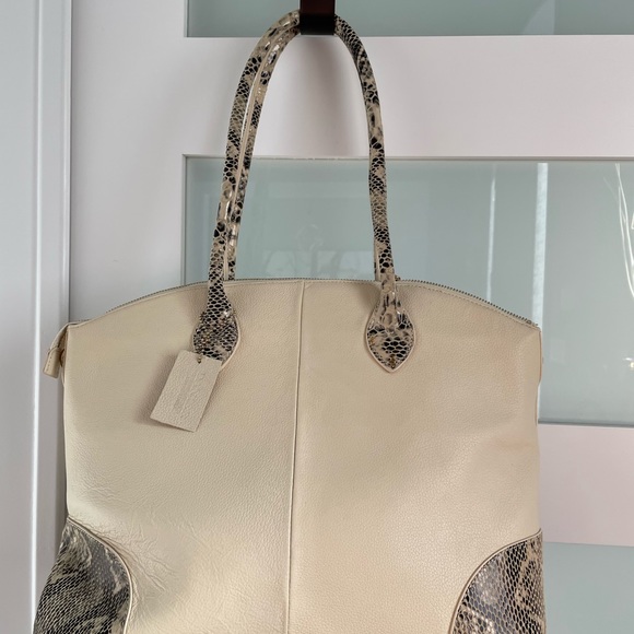 Cream/bone color Danier purse. Genuine leather. - Picture 2 of 7